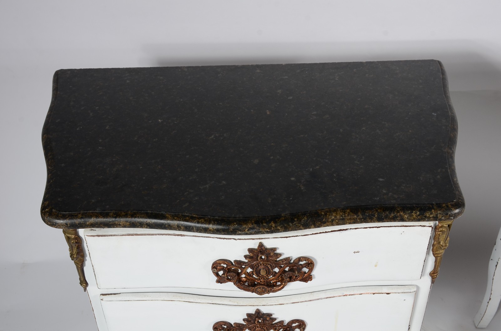 Par de mini cômodas de madeira pintada de branco, 3 gavetas cada com... - foto 9 de 10