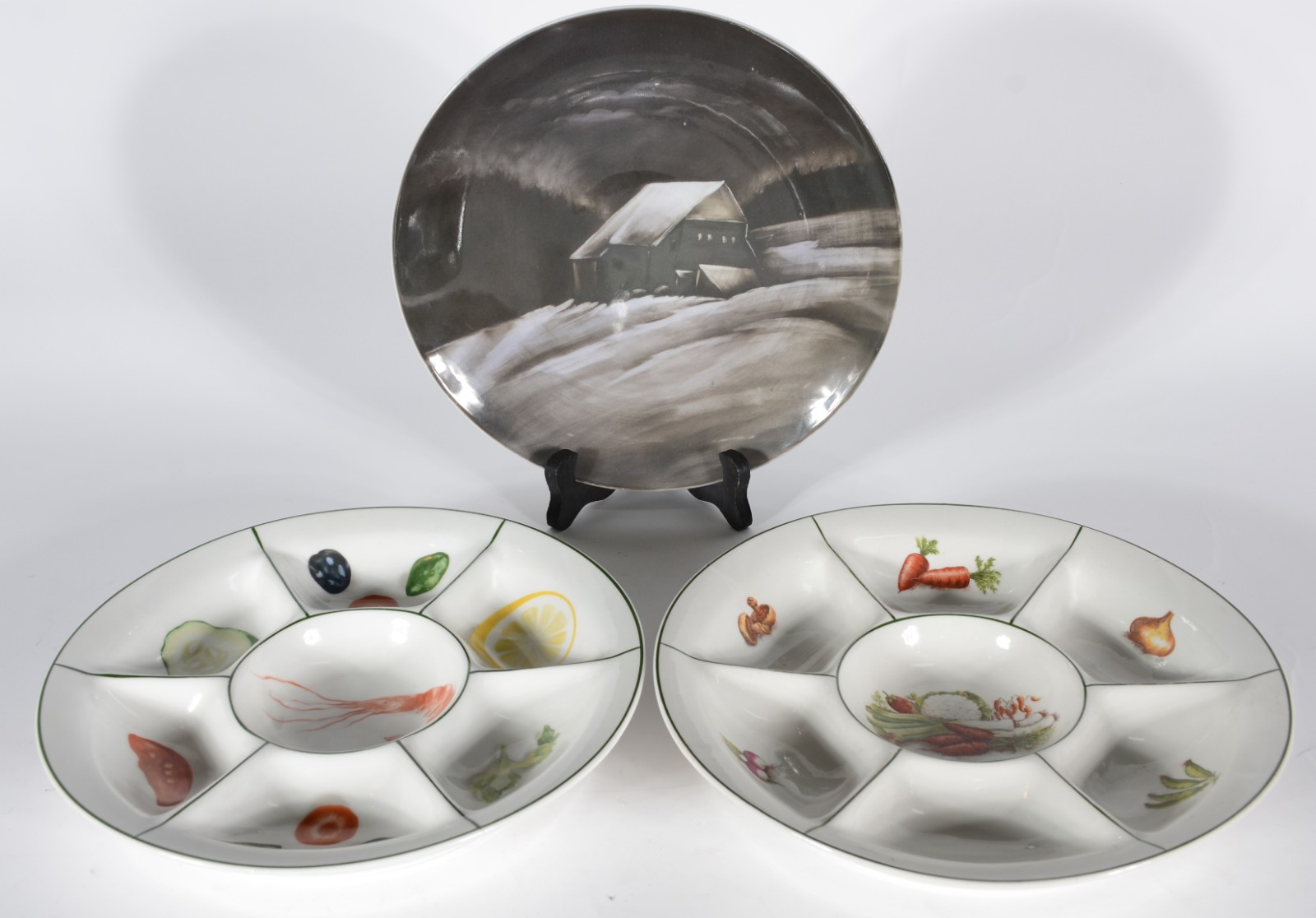 Três peças, sendo: prato de porcelana com cena de inverno e par de... - foto 1 de 5