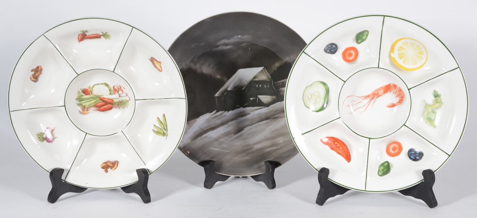 Três peças, sendo: prato de porcelana com cena de inverno e par de... - foto 2 de 5