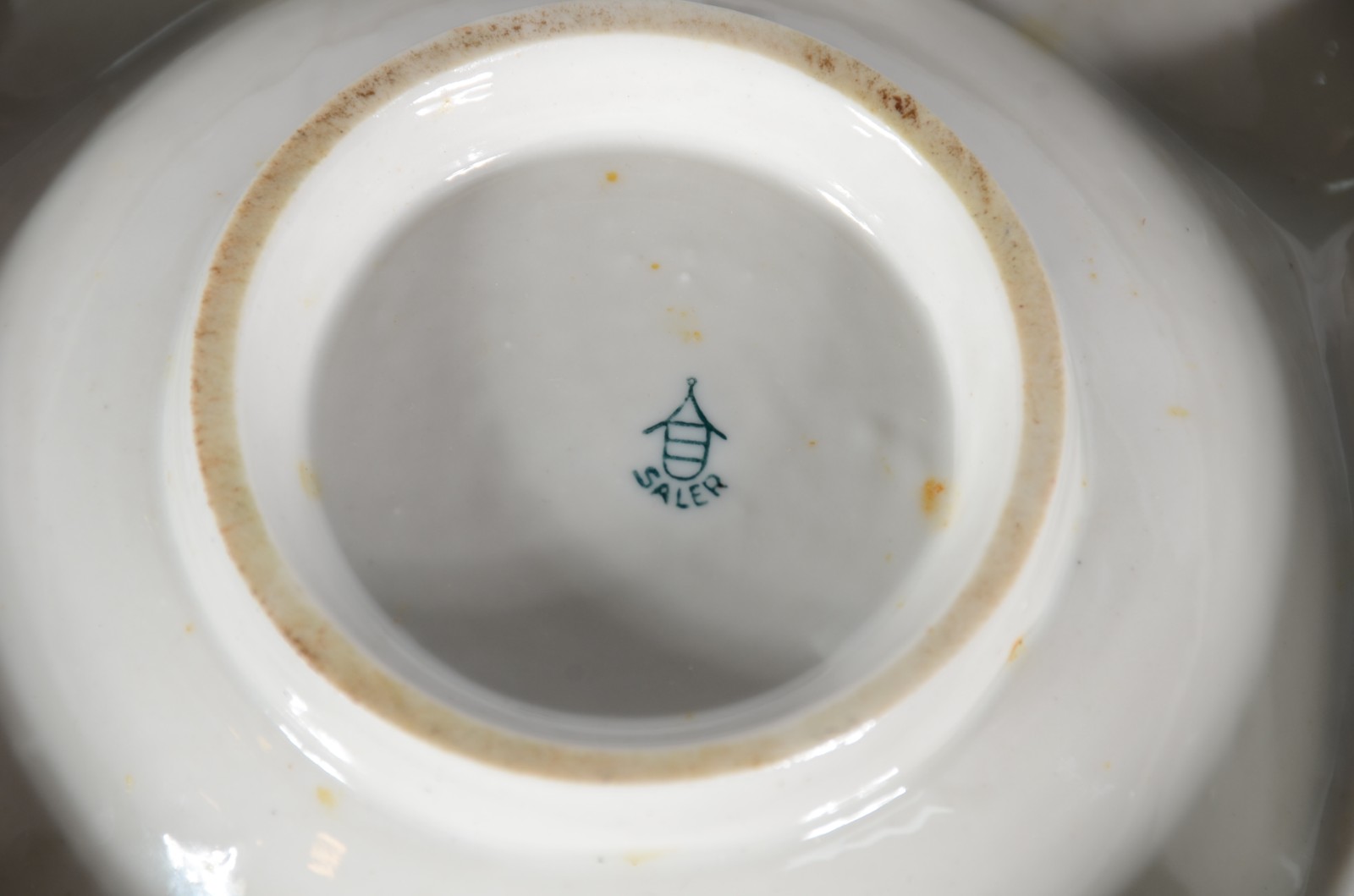 Três peças, sendo: prato de porcelana com cena de inverno e par de... - foto 4 de 5