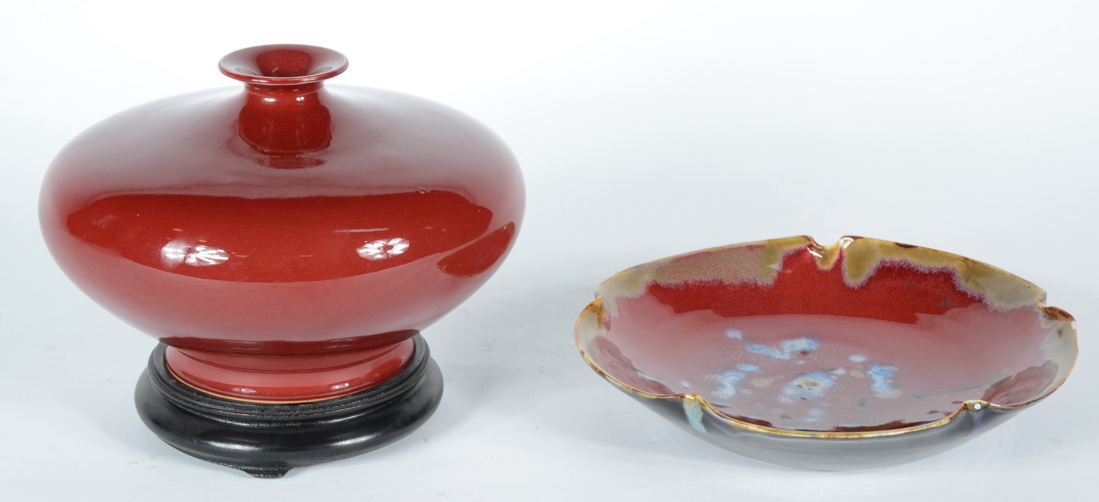 Duas peças, sendo: vaso de cerâmica no estilo "sangue de boi" com... - foto 1 de 10