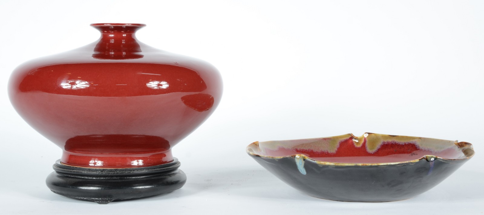 Duas peças, sendo: vaso de cerâmica no estilo "sangue de boi" com... - foto 2 de 10