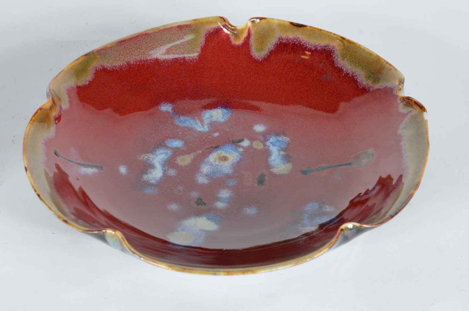 Duas peças, sendo: vaso de cerâmica no estilo "sangue de boi" com... - foto 9 de 10