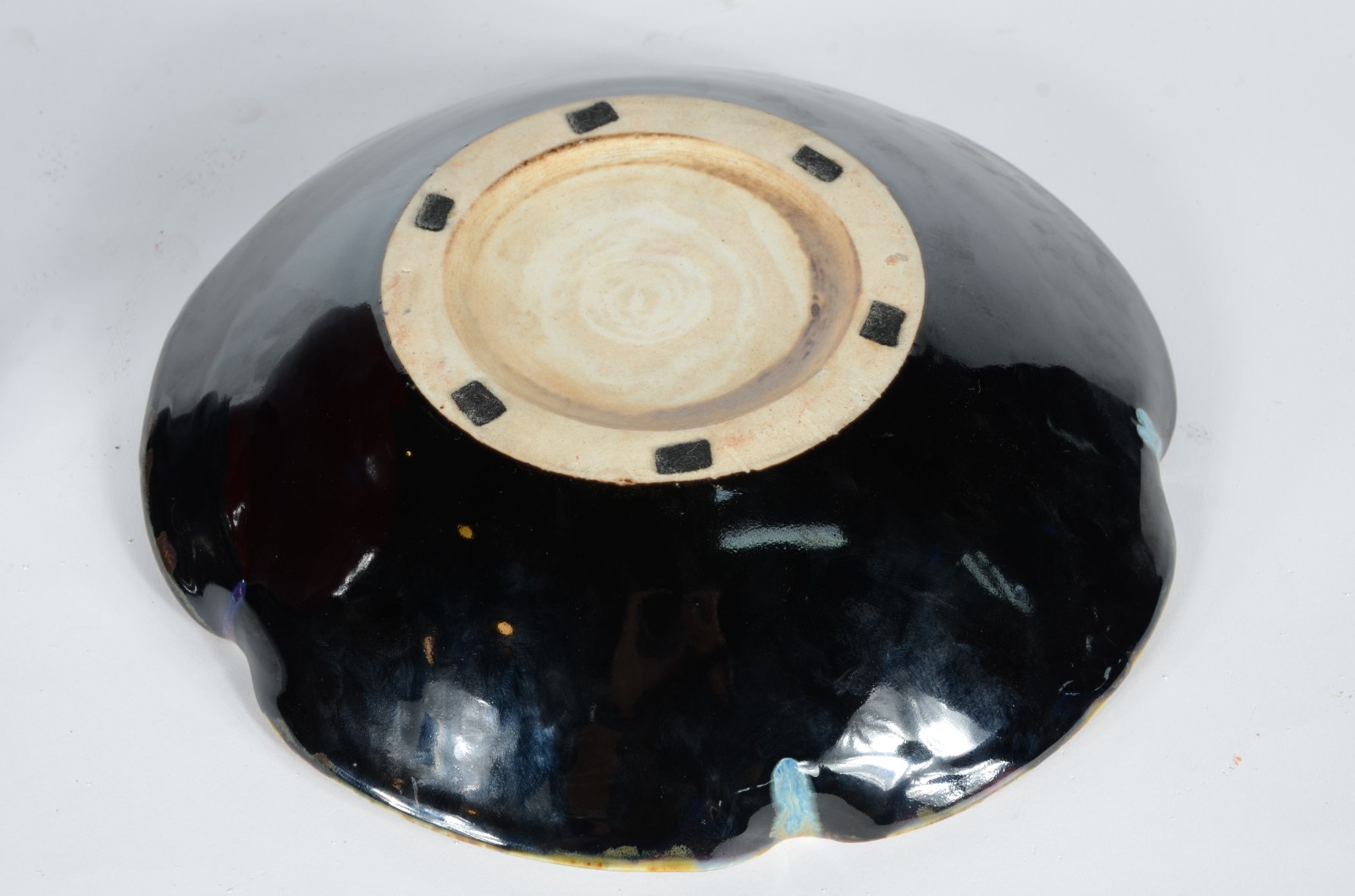 Duas peças, sendo: vaso de cerâmica no estilo "sangue de boi" com... - foto 10 de 10