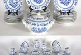 Porcelanas Steatita (1956),  - Aparelho de jantar, chá e café de porcelana Steatita, decoração "cebolinha", composto de: 12 pratos rasos, 12 pratos fundos (um lascado), 12 pratos de