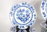 Porcelanas Steatita (1956),  - Aparelho de jantar, chá e café de porcelana Steatita, decoração "cebolinha", composto de: 12 pratos rasos, 12 pratos fundos (um lascado), 12 pratos de