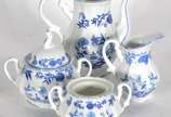 Porcelanas Steatita (1956),  - Aparelho de jantar, chá e café de porcelana Steatita, decoração "cebolinha", composto de: 12 pratos rasos, 12 pratos fundos (um lascado), 12 pratos de