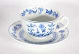 Porcelanas Steatita (1956),  - Aparelho de jantar, chá e café de porcelana Steatita, decoração "cebolinha", composto de: 12 pratos rasos, 12 pratos fundos (um lascado), 12 pratos de