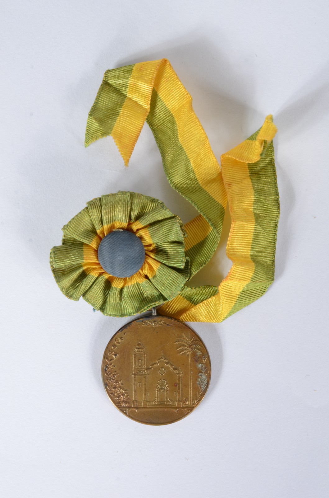 Medalha da inauguração da Capela do Palácio Guanabara, RJ. Datada... - foto 1 de 4