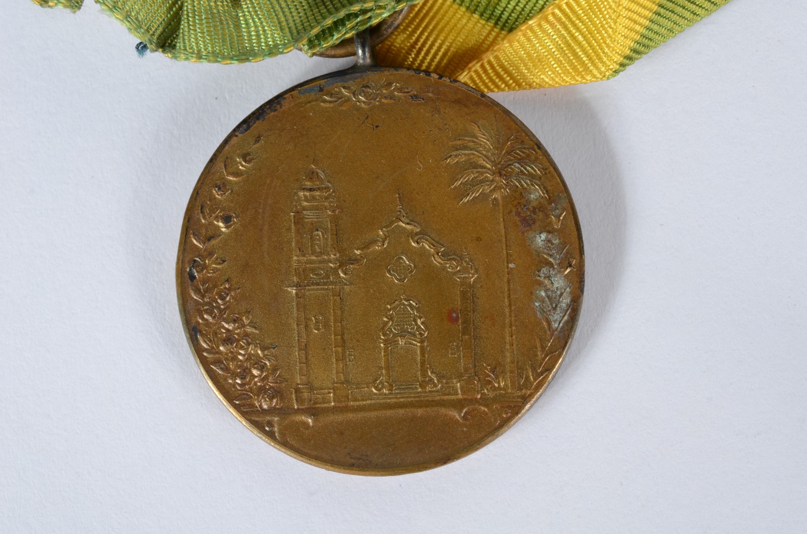 Medalha da inauguração da Capela do Palácio Guanabara, RJ. Datada... - foto 3 de 4