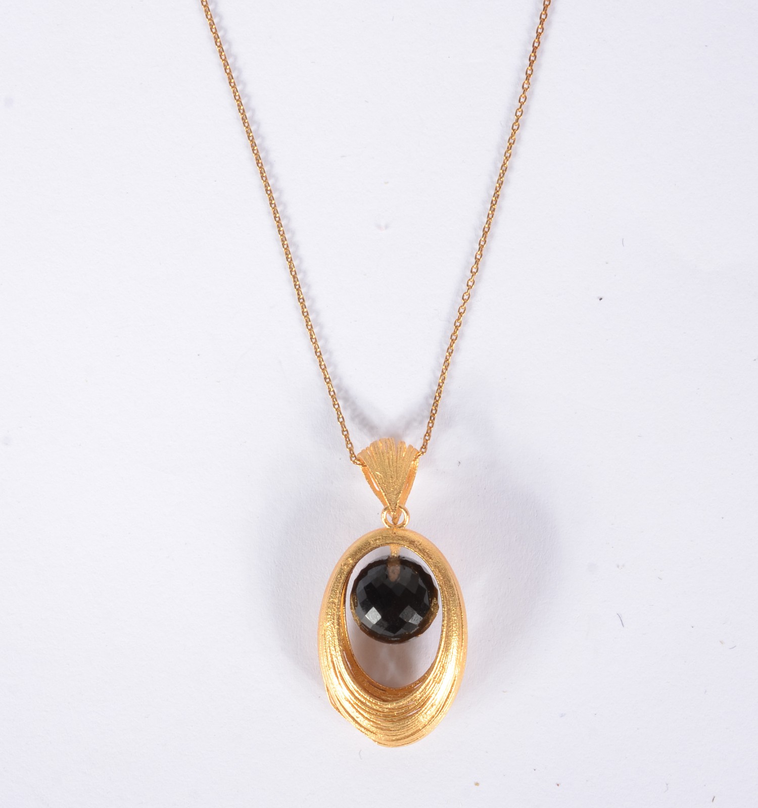 Colar com pendente de ouro 14 k. (Por motivos de segurança a peça não... - foto 1 de 5
