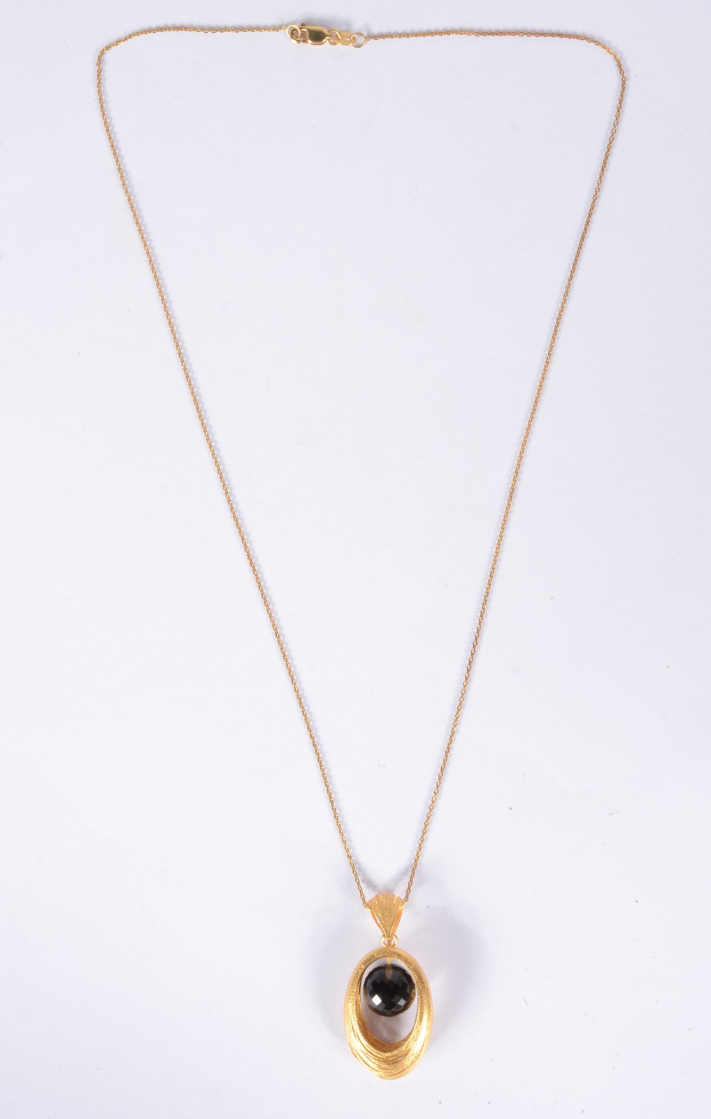 Colar com pendente de ouro 14 k. (Por motivos de segurança a peça não... - foto 2 de 5