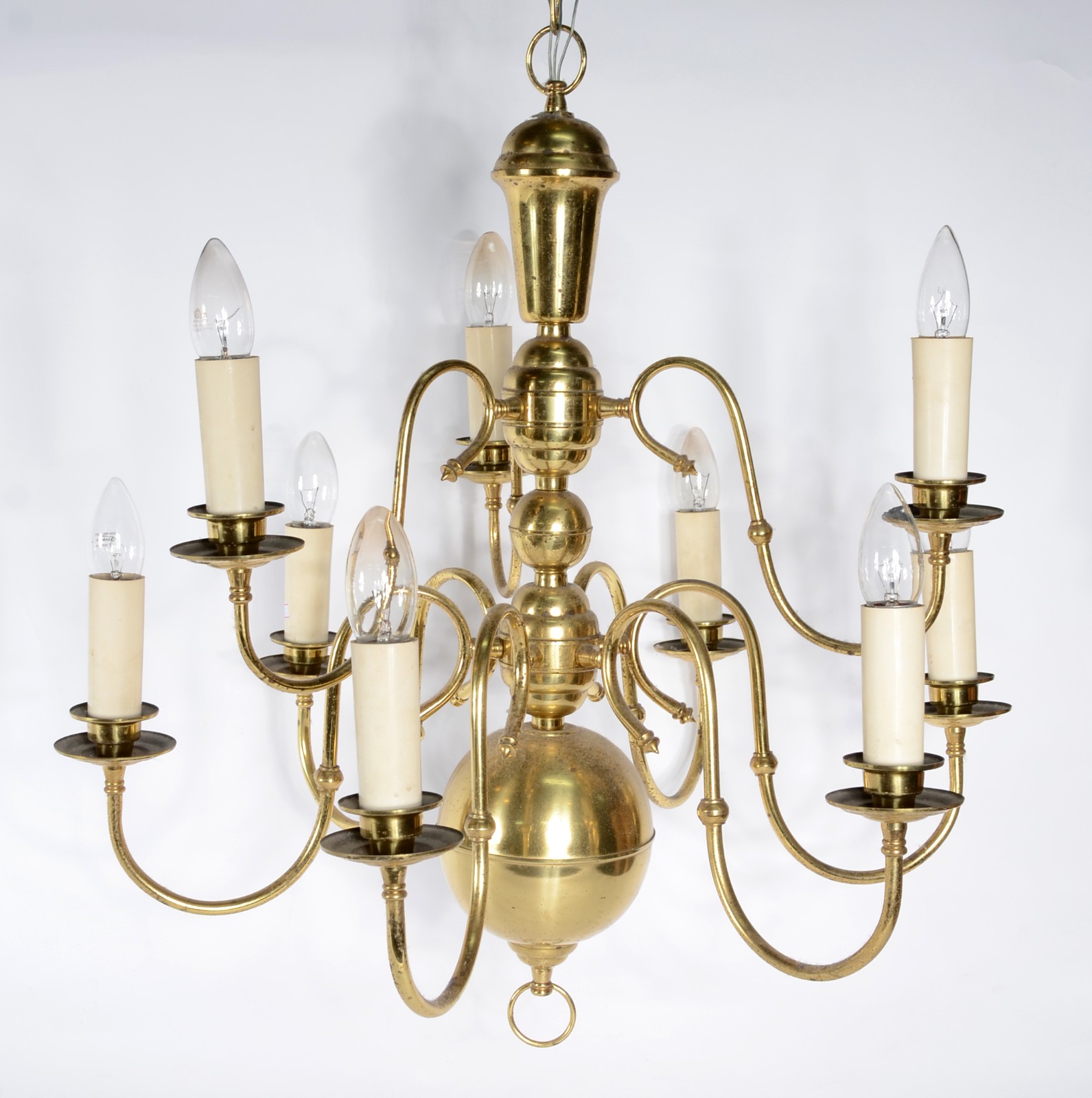 Lustre para 10 luzes de metal dourado, estilo holandês. Oxidações. - foto 1 de 4
