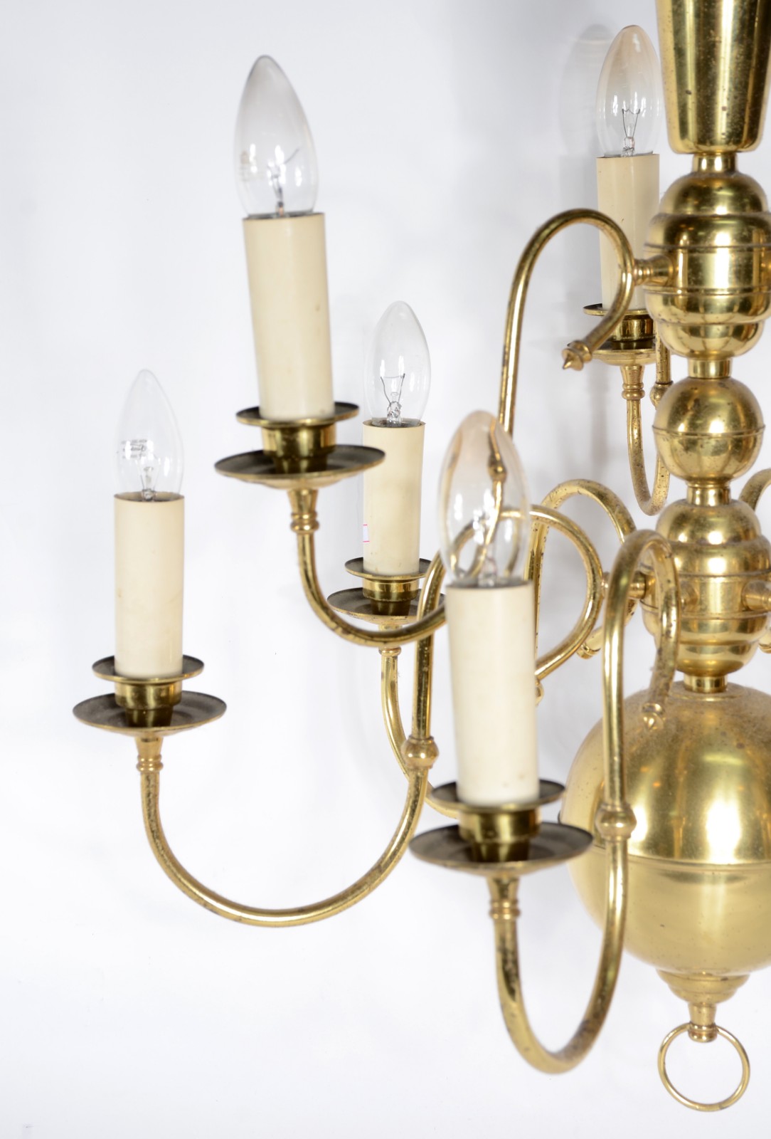 Lustre para 10 luzes de metal dourado, estilo holandês. Oxidações. - foto 2 de 4