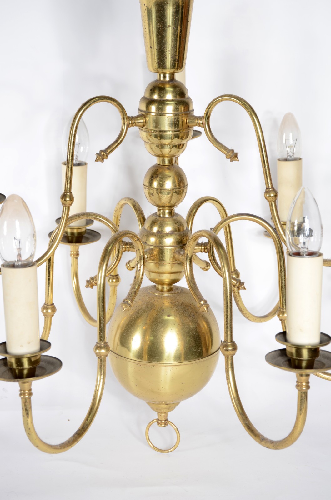 Lustre para 10 luzes de metal dourado, estilo holandês. Oxidações. - foto 3 de 4