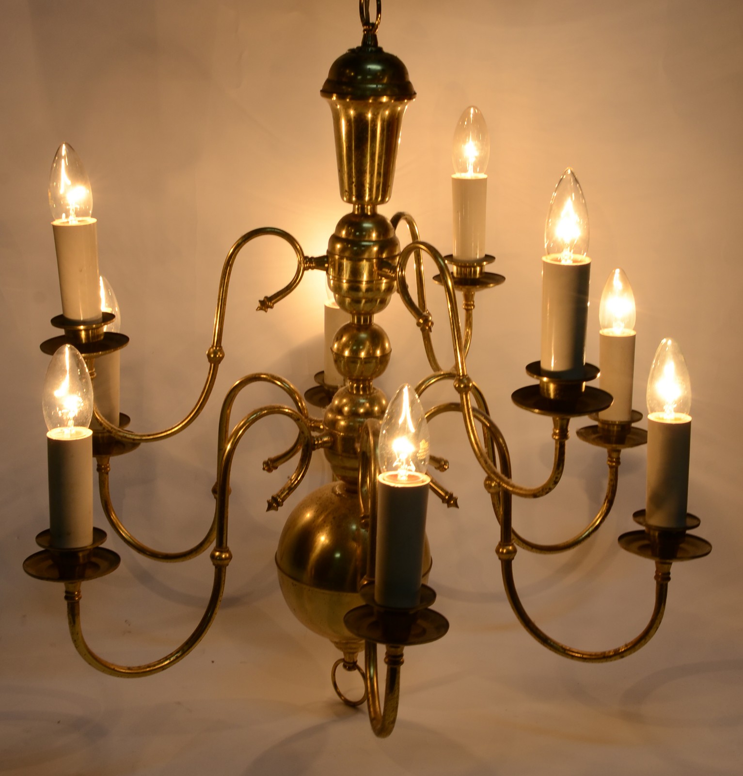 Lustre para 10 luzes de metal dourado, estilo holandês. Oxidações. - foto 4 de 4