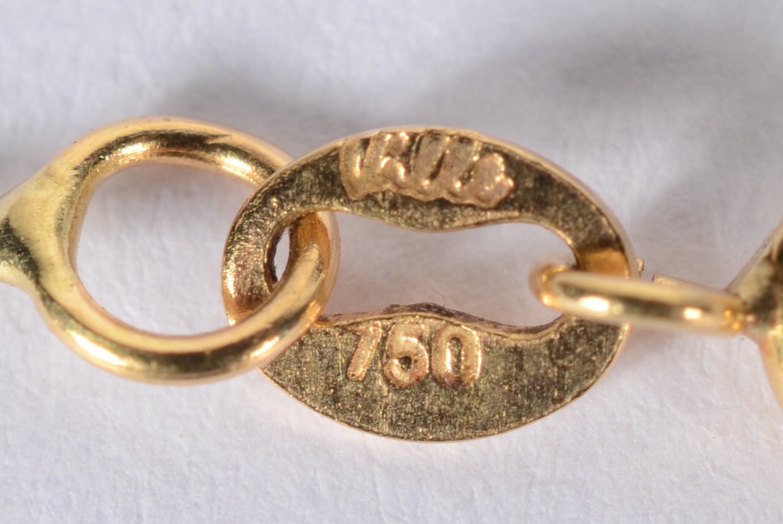 Colar com élos chatos de ouro 18 k., contraste 750 mls. (Por motivos... - foto 4 de 5
