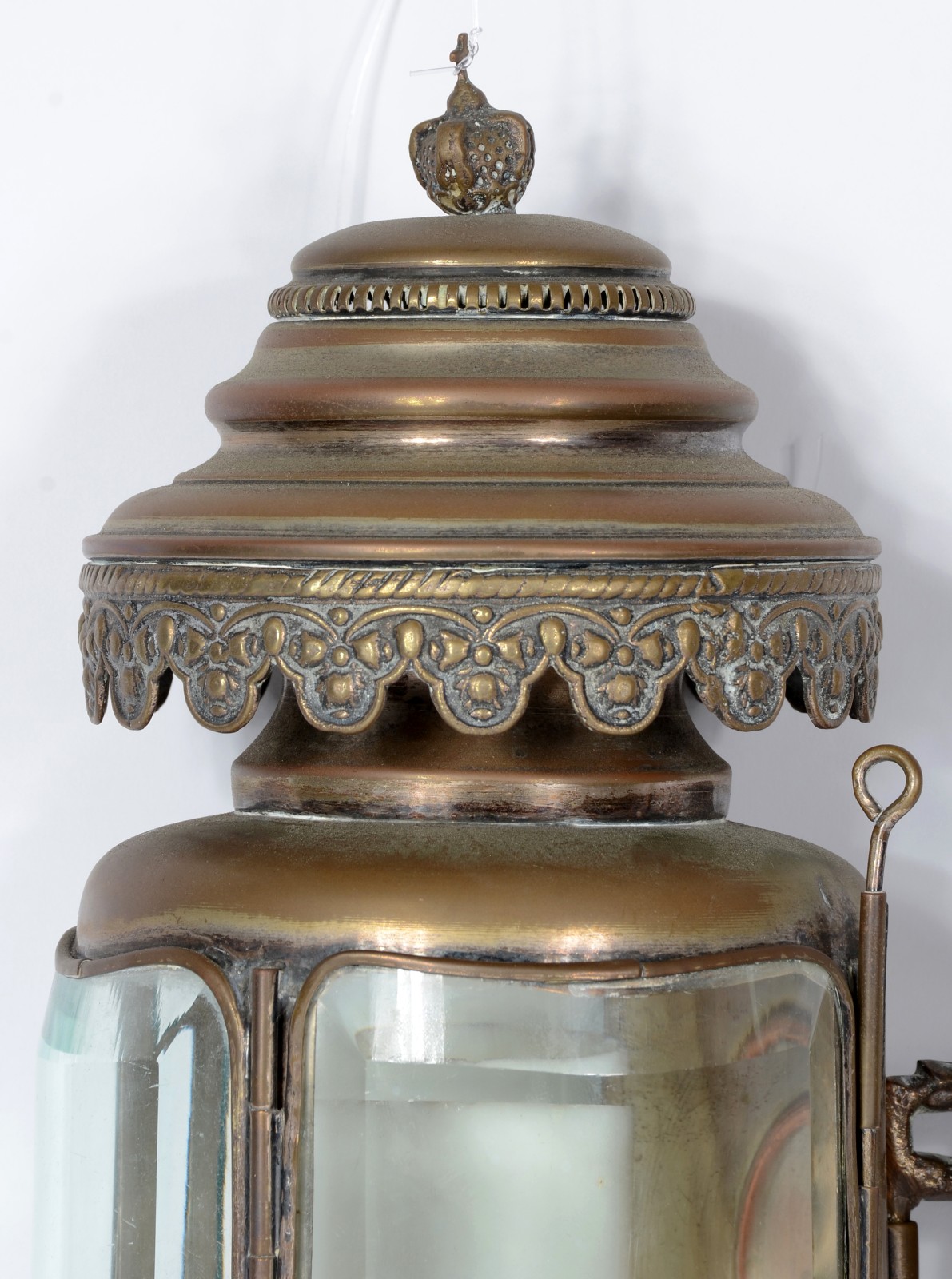 Par de antigas lanternas de carruagem de metal dourado e cristal... - foto 2 de 4