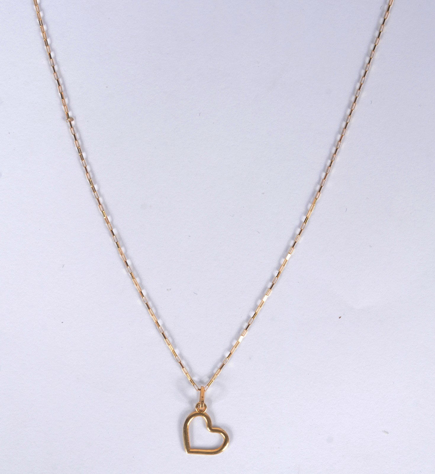 Colar com pendente feitio coração de ouro 18 k., contraste 750 mls... - foto 2 de 6