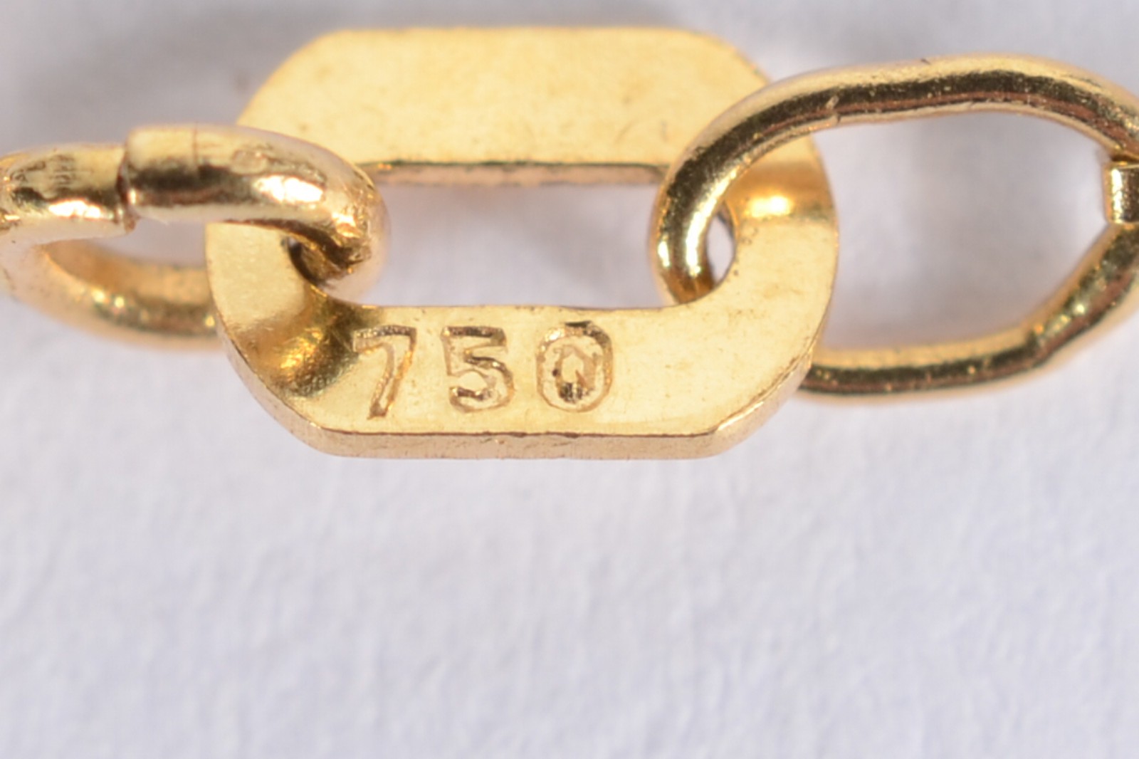 Colar com pendente feitio coração de ouro 18 k., contraste 750 mls... - foto 5 de 6