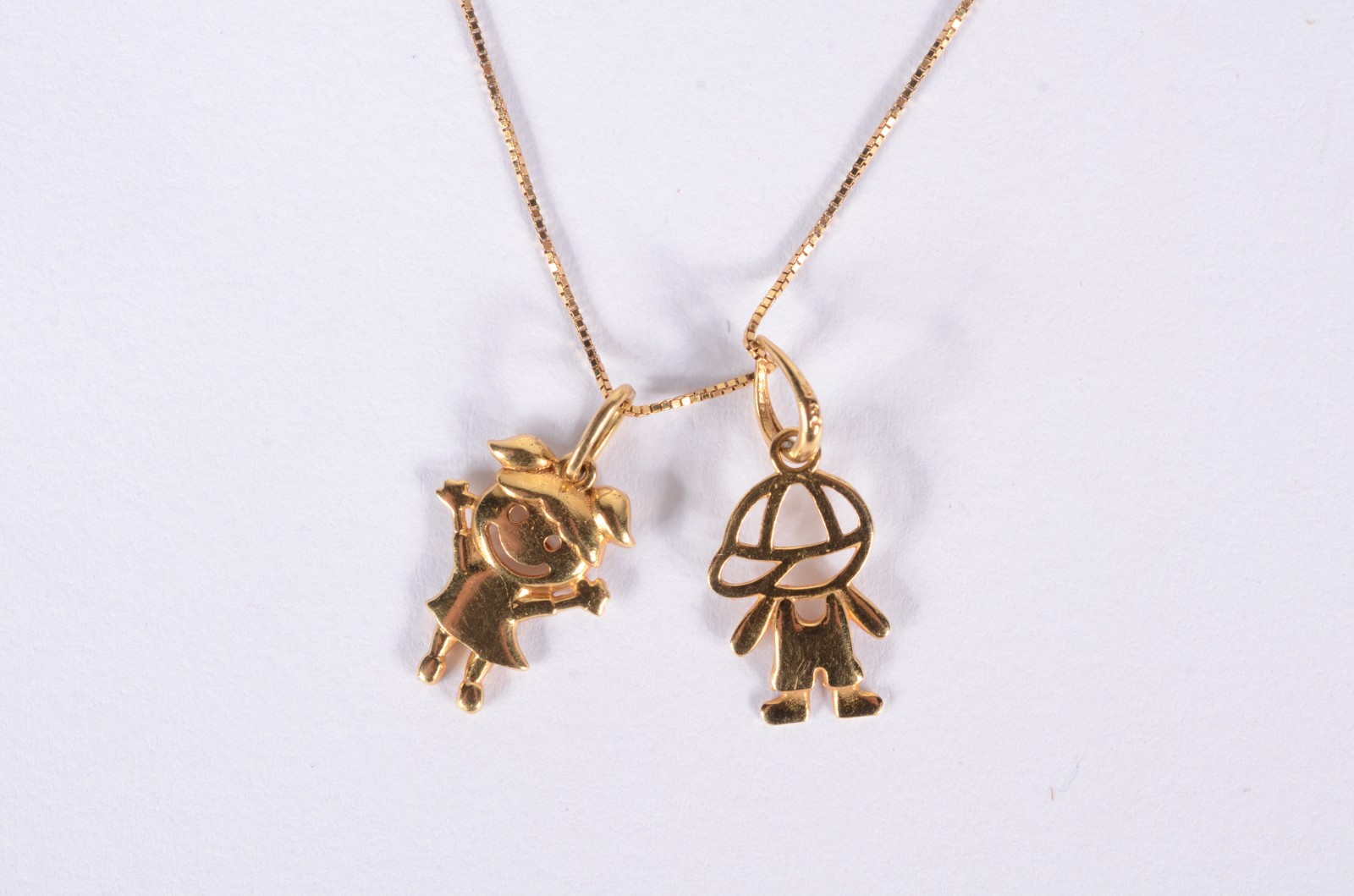 Colar com dois pendentes representando menino e menina de ouro 18 k... - foto 1 de 5