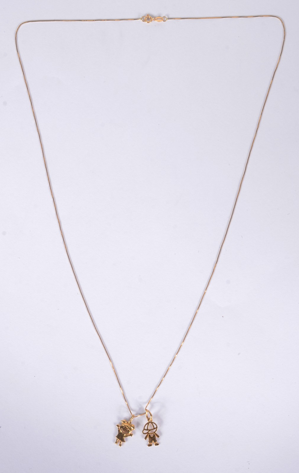 Colar com dois pendentes representando menino e menina de ouro 18 k... - foto 2 de 5