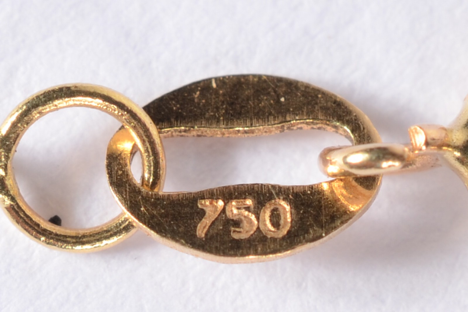 Colar com dois pendentes representando menino e menina de ouro 18 k... - foto 3 de 5