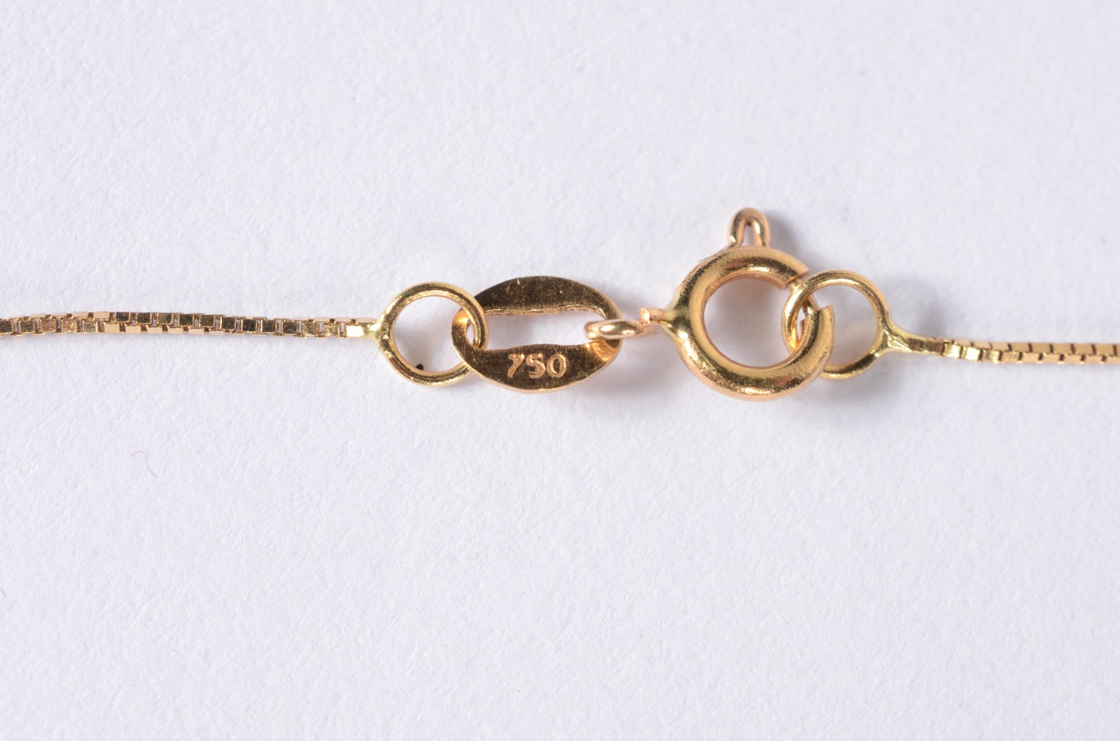 Colar com dois pendentes representando menino e menina de ouro 18 k... - foto 4 de 5