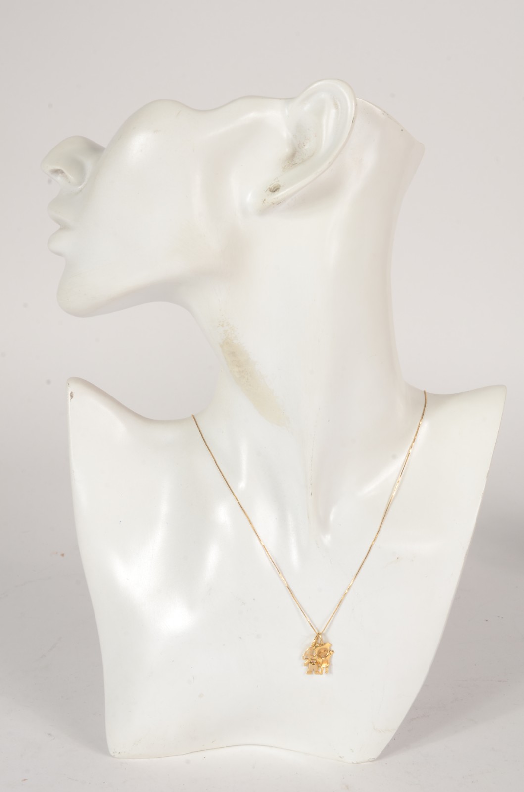 Colar com dois pendentes representando menino e menina de ouro 18 k... - foto 5 de 5