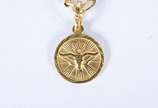 Colar com medalha com "pomba da paz" de ouro 18... - Colar com medalha com "pomba da paz" de ouro 18 k., contraste 750 mls. (Por motivos de segurança a peça não se encontra na loja).
