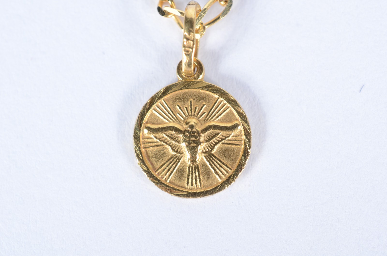 Colar com medalha com "pomba da paz" de ouro 18 k., contraste 750... - foto 1 de 6