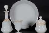 Conjunto de opalina francesa branca com quatro ... - Conjunto de opalina francesa branca com quatro peças.
