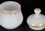 Conjunto de opalina francesa branca com quatro ... - Conjunto de opalina francesa branca com quatro peças.