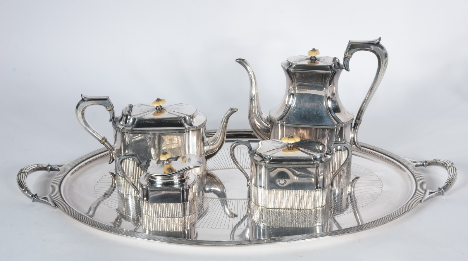 Elegante baixela de chá e café de metal prateado, composto de: 2... - foto 1 de 6