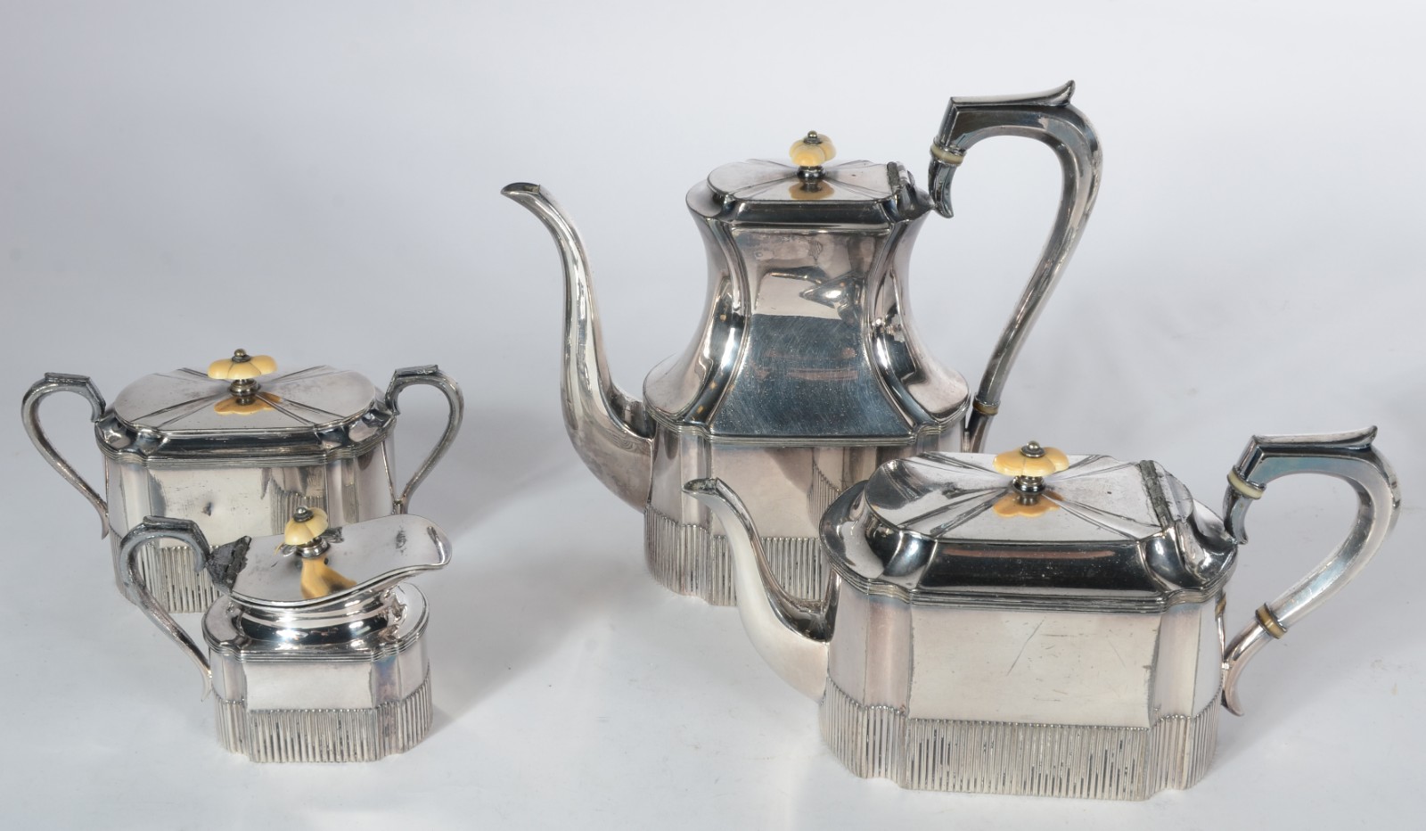 Elegante baixela de chá e café de metal prateado, composto de: 2... - foto 3 de 6