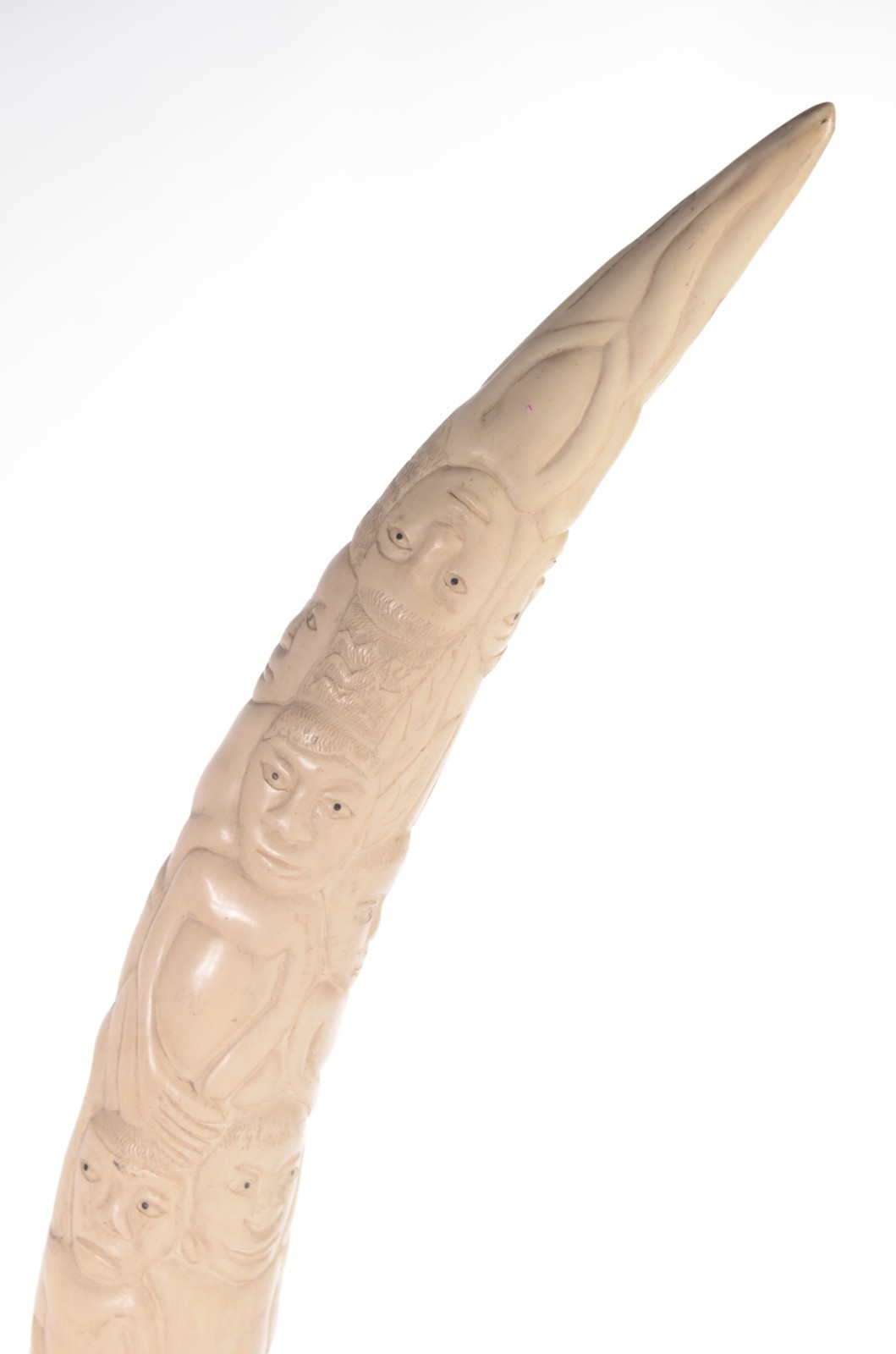 Grande presa de marfim africano com figuras típicas entalhadas... - foto 3 de 5