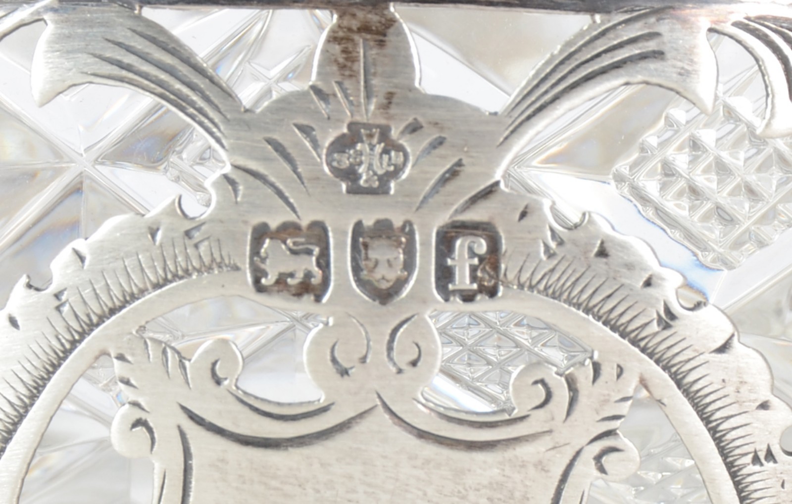 Bowl de vidro com guarnição de prata inglesa contrastada. Peso da... - foto 3 de 3