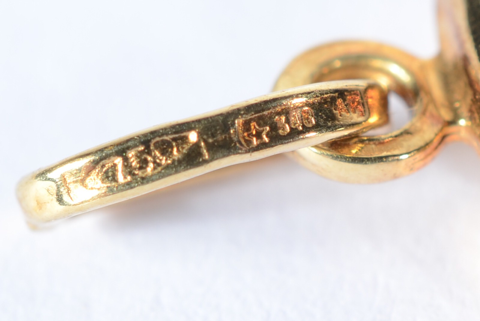 Pendente na forma meia lua de ouro 18 k. (Por motivos de segurança a... - foto 3 de 3