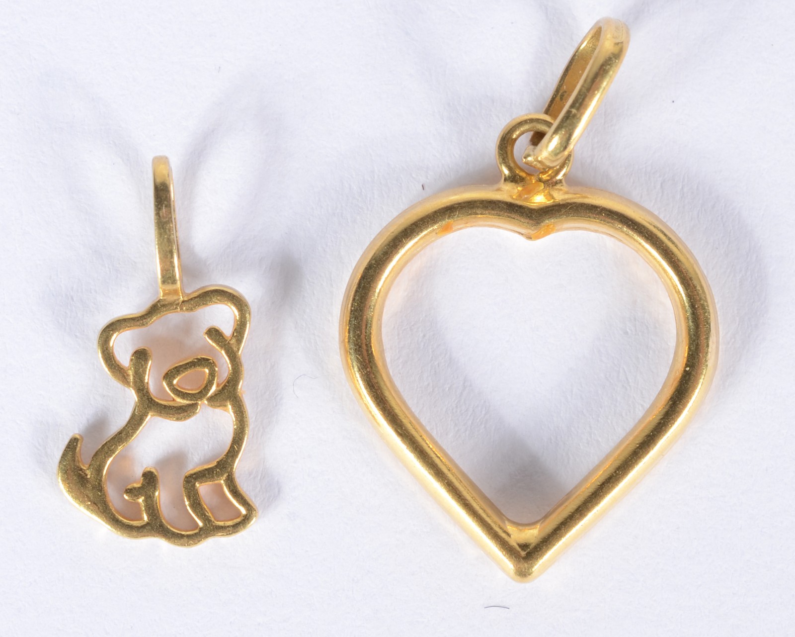 Dois pendentes de ouro 18 k. (Por motivos de segurança a peça não se... - foto 1 de 3