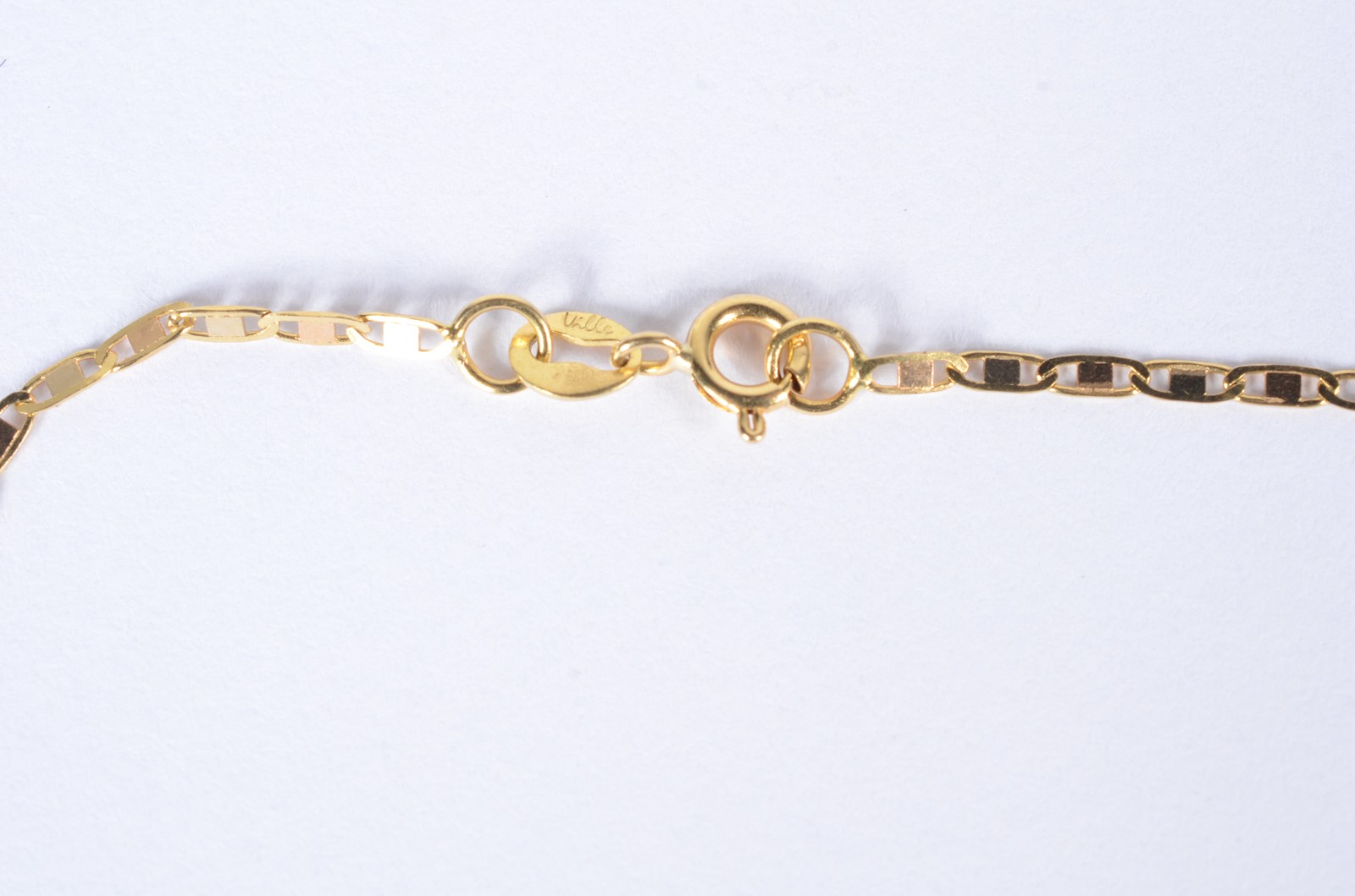 Colar de ouro 18 k., contraste 750 mls com "elós" batidos. (Por... - foto 2 de 4