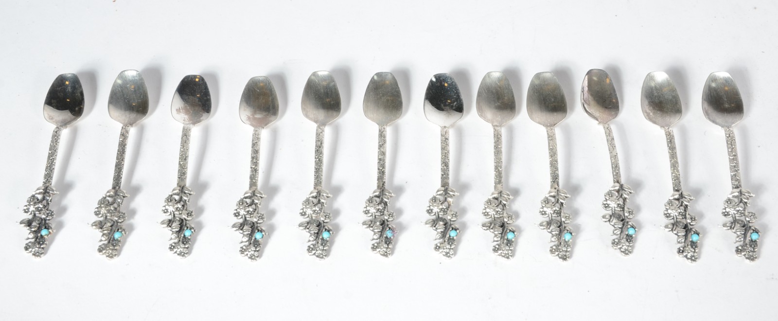 Conjunto com 12 colheres de prata, contraste 925 mls. detalhes em... - foto 1 de 5
