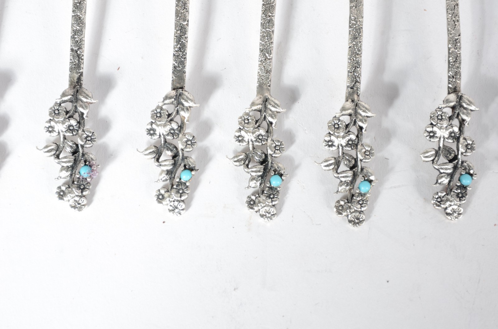 Conjunto com 12 colheres de prata, contraste 925 mls. detalhes em... - foto 2 de 5