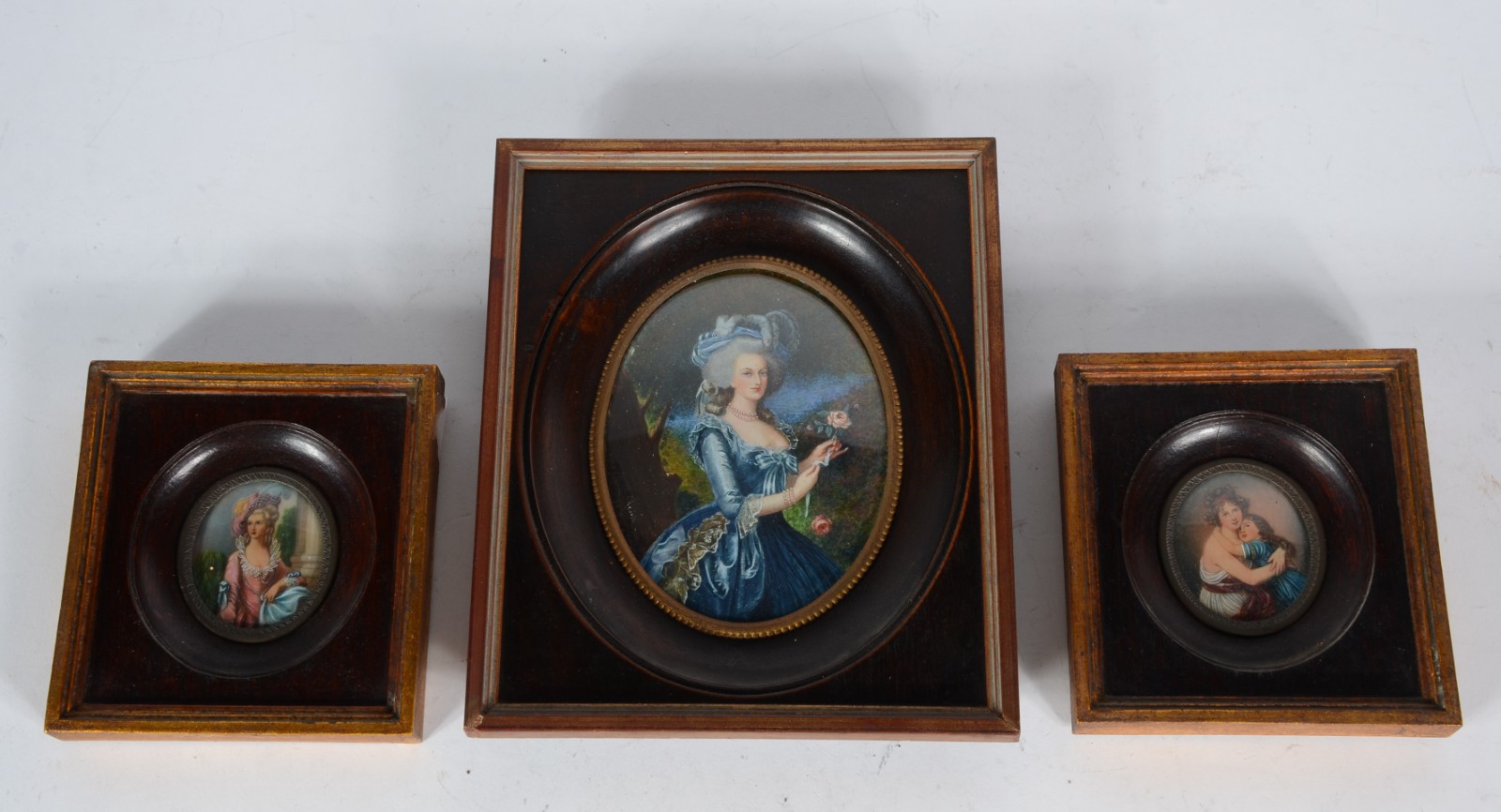 Três miniaturas representando Figuras femininas pintadas sobre placas... - foto 1 de 10