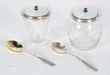 Dois porta geleia de cristal (adaptados) com ta... - Dois porta geleia de cristal (adaptados) com tampas e colher de prata Sterling.