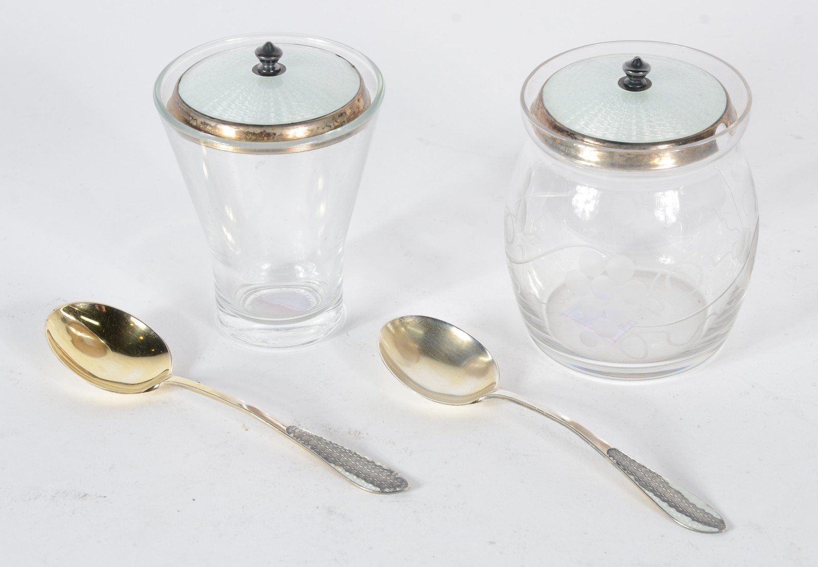 Dois porta geleia de cristal (adaptados) com tampas e colher de prata... - foto 1 de 6