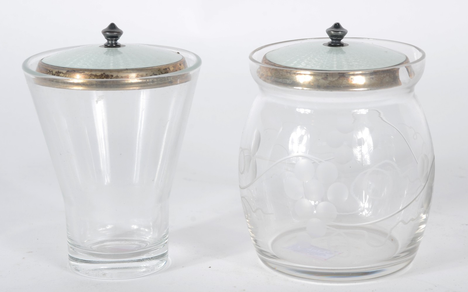 Dois porta geleia de cristal (adaptados) com tampas e colher de prata... - foto 3 de 6