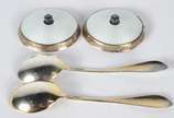 Dois porta geleia de cristal (adaptados) com ta... - Dois porta geleia de cristal (adaptados) com tampas e colher de prata Sterling.