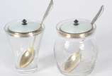 Dois porta geleia de cristal (adaptados) com ta... - Dois porta geleia de cristal (adaptados) com tampas e colher de prata Sterling.