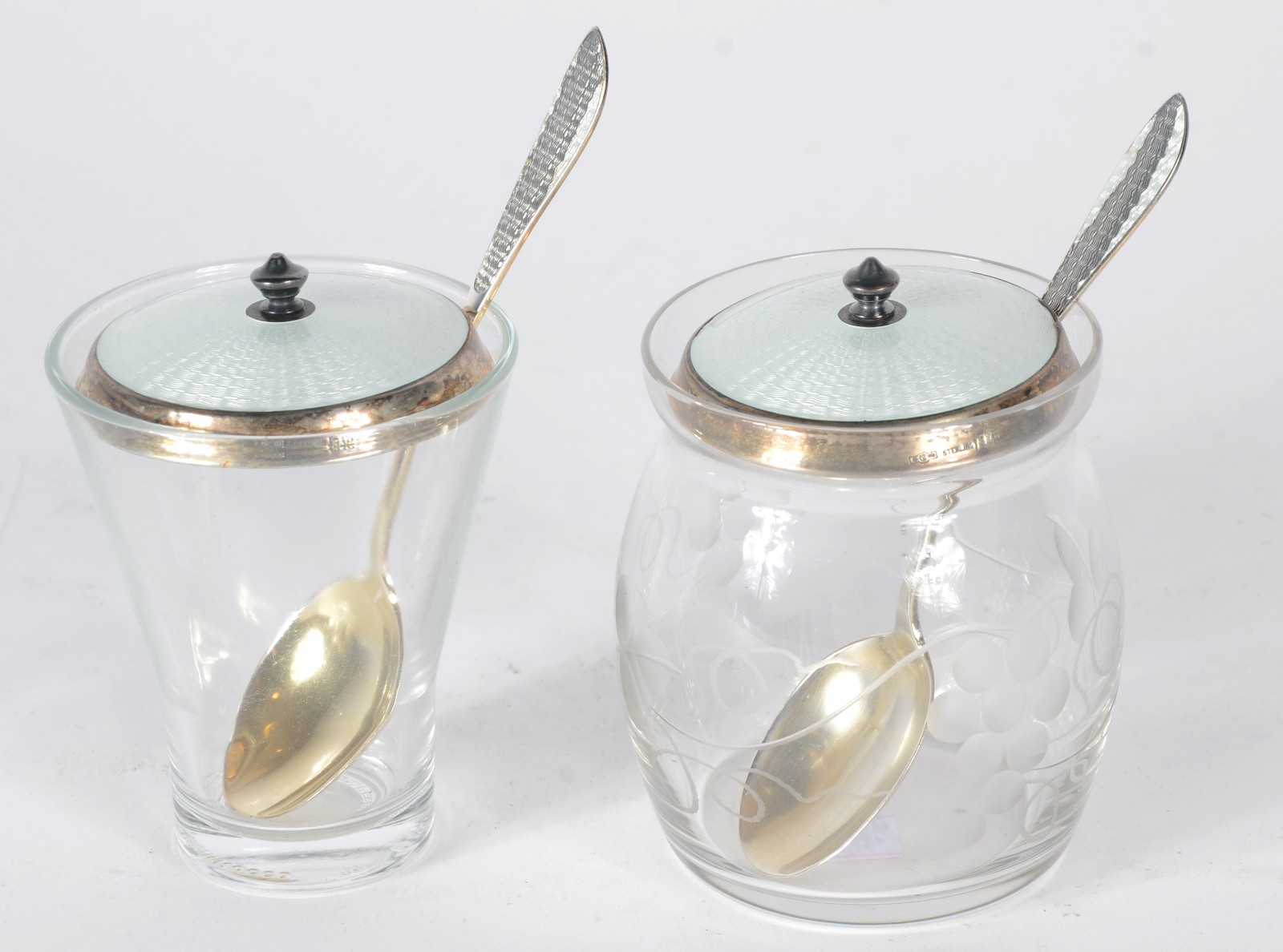 Dois porta geleia de cristal (adaptados) com tampas e colher de prata... - foto 6 de 6