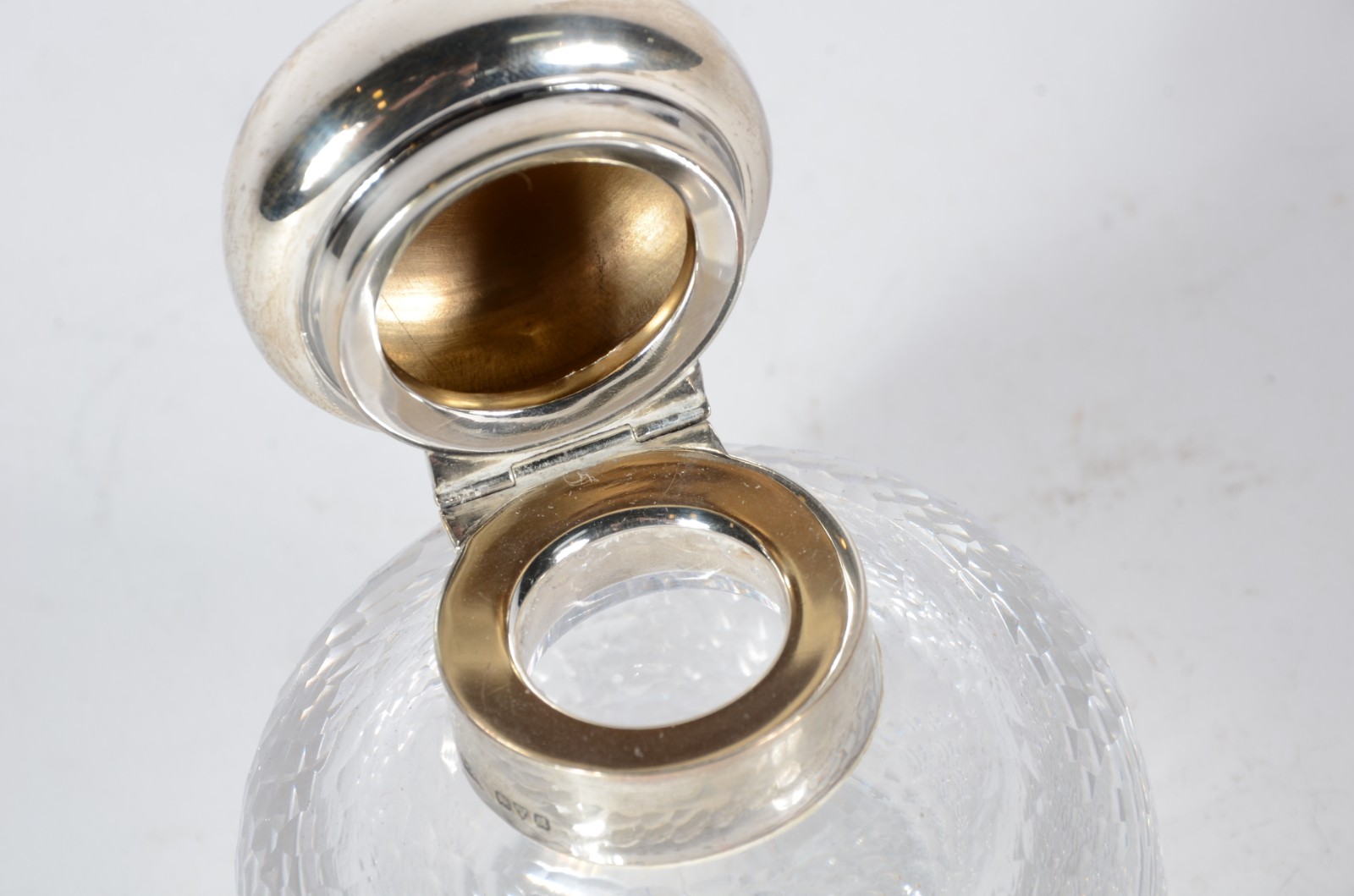 Tinteiro de cristal com tampa de prata de lei e monograma. - foto 5 de 7